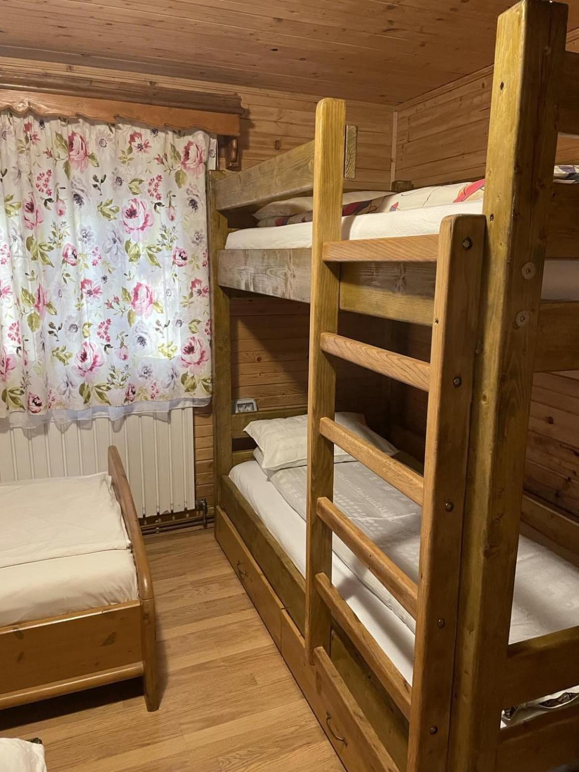 Din Padurea Belis Si Casuta Din Copac
